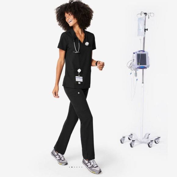 Figs scrub - Casma™ Three-Pocket Scrub Top - Picture 2 of 6